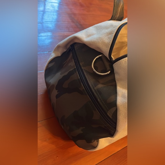 vineyard vines camo weekender bag - Picture 4 of 7